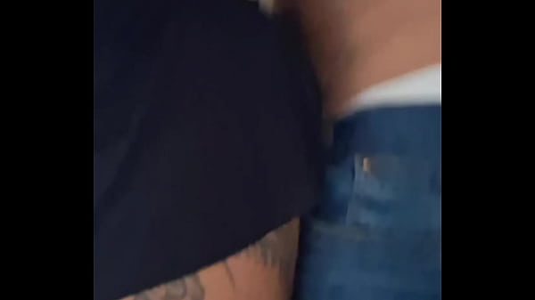 Peguei a minha esposa Ellie na frente da casa da minha prima que estava demorando muito para abrir a porta