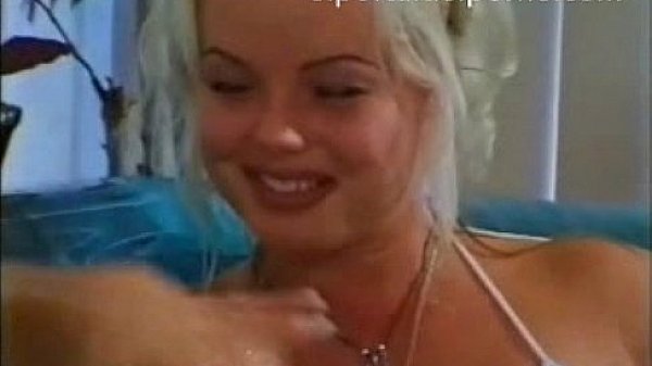 SILVIA SAINT FOLLANDO EN EL JACUZZI