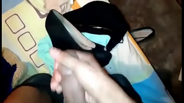 Masturb&aacute;ndome en pantimedias y lanzando leche en tacones