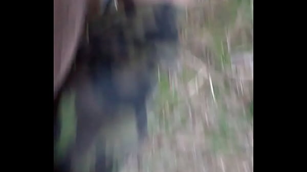 Masturbace pod posedem u lesa