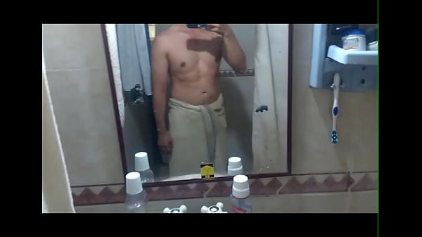 Hombre Musculoso Atletico Realiza Poses Fit Mientras Se Ba&ntilde;a Para El Publico Femenino y Para Finalizar Baile Como Stripper y Se Masturba Quedando Bien Exitado