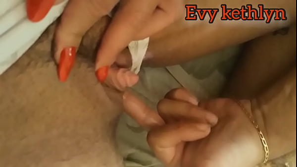 Estava no sof&aacute; e papai pediu para analisar minha xoxota pq estava com infec&ccedil;&atilde;o de urina.