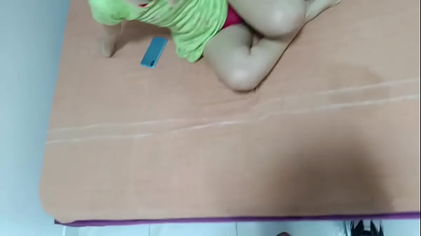 Hermanastro celoso se masturba frente a su hermanastra mientras ella habla con su novio por tel&eacute;fono - Porno amateur en ruso