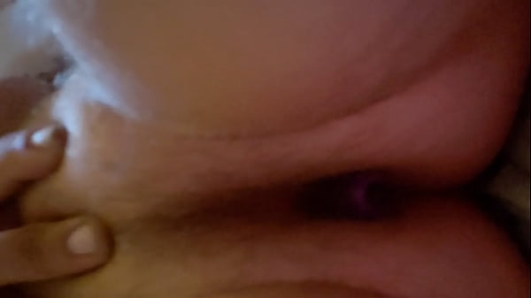 First time amateur masterbates while inserting anal toys