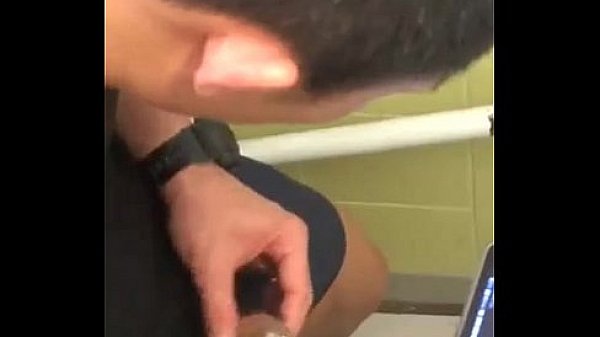 Sục l&eacute;n trong toilet Turned secretly masturbating boy