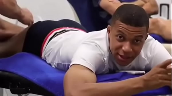 Mbapp&eacute; recebendo massagem