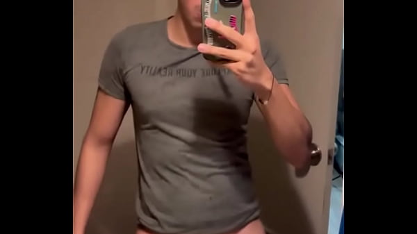 Alguien que se arrodille y me mame el trozo? no me he venido en un mes y tengo los huevos bien cargados de leche  