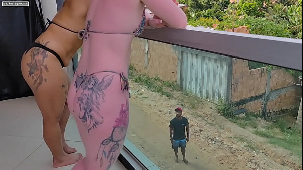 Duas gostosas nao sabem como enchero colchao inflavel e em ajuda a um homem talentoso que estava andando na rua