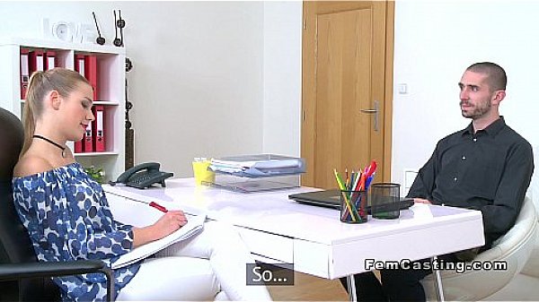 Dude without experience fucks female agent