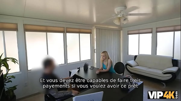 VIP4K. Blonde aime l'id&eacute;e des pr&ecirc;teurs d'approuver le cr&eacute;dit pour la chatte 