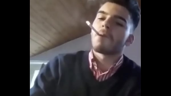 Garot&atilde;o lindo acendo o cigarro 