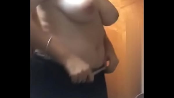 Funcion&aacute;ria exibida tira roupa no banheiro  