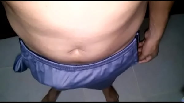 amigo masturbandose en su ba&ntilde;o