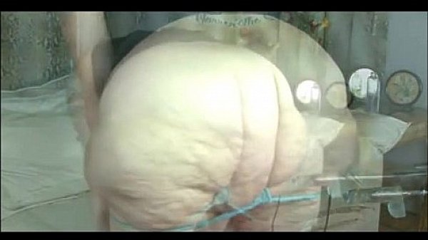 girl from BBWCurvy.com oils her huge ass