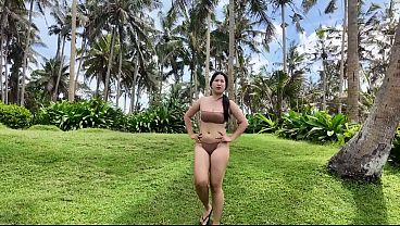 Jalan jalan di pinggir pantai