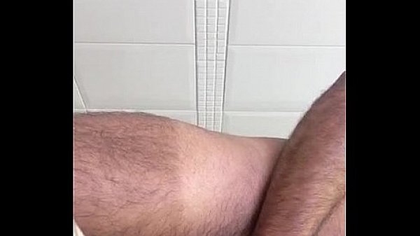 Batendo uma no banheiro do trabalho