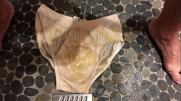 pisser dans un nouveau slip blanc  