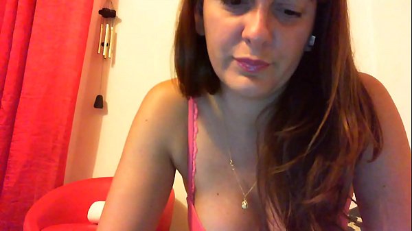 Tua madre vuole insegnarti a toccare il tuo piccolo cazzo duro con questa bambola fetish