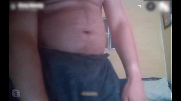 ELE PULSAVA O PAU ENQUANTO CONVERSAVA COMIGO 