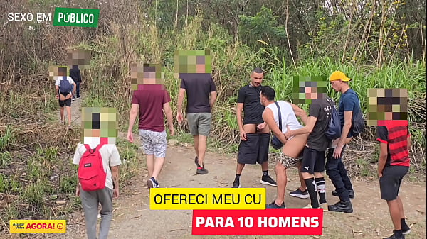 LEVEI 2 AMIGOS H&Eacute;TEROS PARA FODER MEU CU EM P&Uacute;BLICO, ONDE HOMENS COSTUMAM FAZER CAMINHADA. ENQUANTO CADA UM SE RESERVA PARA COMER MEU CU, UMA PLATEIA DE HOMENS OBSERVA E SE MASTURBAL. 