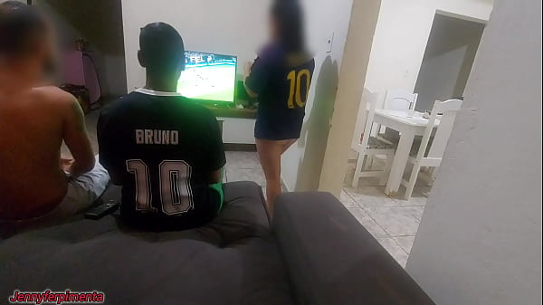 tive que fazer sexo com amigo do meu marido por causa de uma aposta, mas fiquei com tes&atilde;o e acabei fazendo DP com os dois  