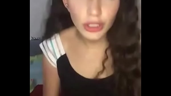 Putita latina pidiendo verga en puros calzoncitos