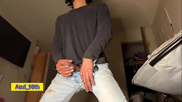 Jovencito de 18 a&ntilde;os masturb&aacute;ndose en su habitaci&oacute;n 