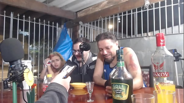 ENTREVISTADORA FAZ BOQUETE AO VIVO EM PROGRAMA NA REDE NACIONAL