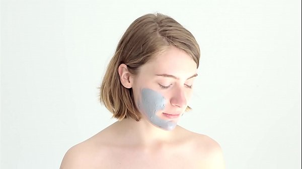 Amateur teen pleasing herself with mud