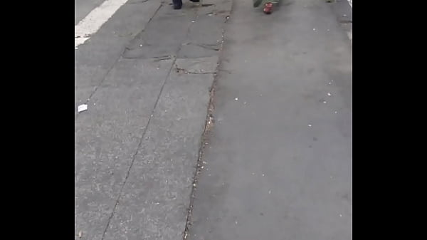 Caminando por la calle.