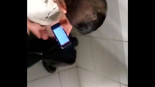 mercaderista d laive se masturba en el ba&ntilde;o 4