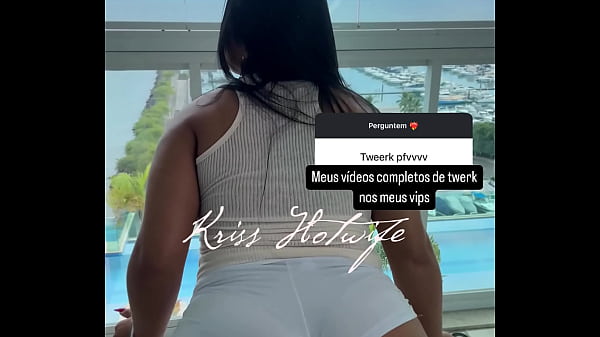 Married girl dances tweerk  