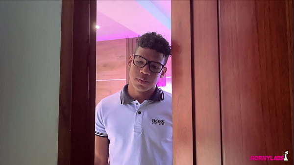 Fue a darle una sorpresa a su novia pero ella lo enga&ntilde;o con otro y fue a buscar a una chica prepago para pasar el d&iacute;a de san Valent&iacute;n (COMPLETO EN RED) - Kassandra Miller 