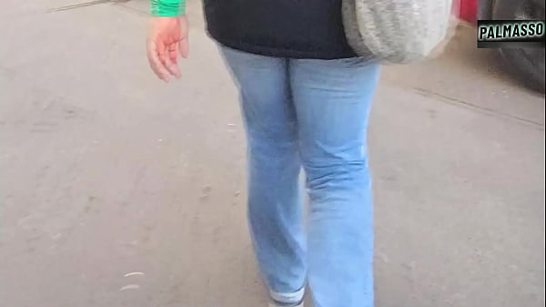 On the street, a teacher has a date with his student to make a homemade porn video in exchange for passing her university exams.