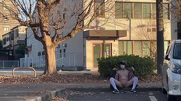 女装まゆの駐車場で露出プレイ 