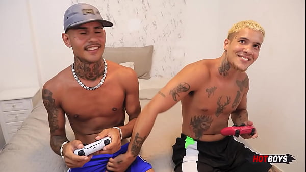 Mamando meu amigo depois de perder no videogame