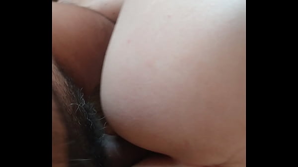 Por el culo mientras esta en cuatro  