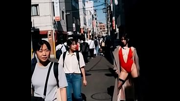 一個在街上露出的變態女  