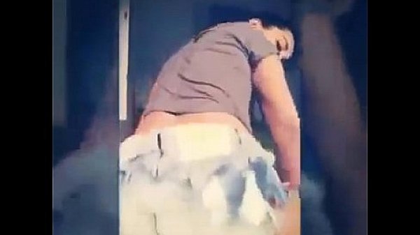 Morena gostosa rebolando de calcinha  