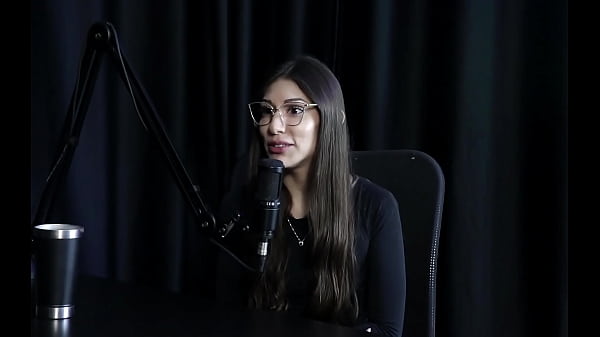 Ama a profiss&atilde;o de atendente, tinha contas secretas na pandemia, tem h&aacute;bito de bater siririca antes de dormir e nunca teve problema com os clientes - Melina Khalifa (WATCH ON: SHEER/RED)