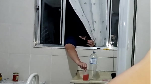 Ladr&atilde;o entrou na casa da novinha e fudeu ela