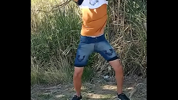 perrita bailando loba en sitio publico