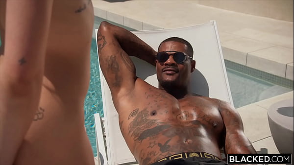 Dylan's skating videos have caught the attention of her favourite music artist, and now that he's in her DMs, she's shooting her shot. This blonde has more tricks up her sleeve to show Jason, all she needs is a shower.  