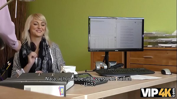 VIP4K. Sweet Babe gibt Sissy zum Bohren an freche Kreditsachbearbeiterin 