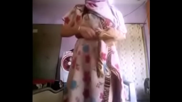 Novinha  &aacute;rabe fazendo strip