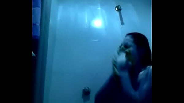 Ma Luisa Ayala ba&ntilde;&aacute;ndose  para jugar con su consolador negro