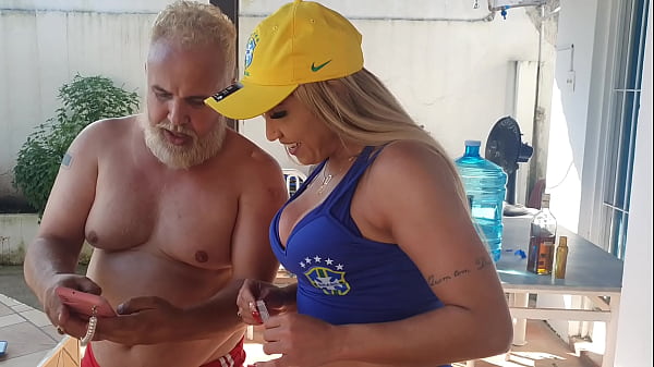 Balada na piscina com a c&uacute;pula do porno no Brasil