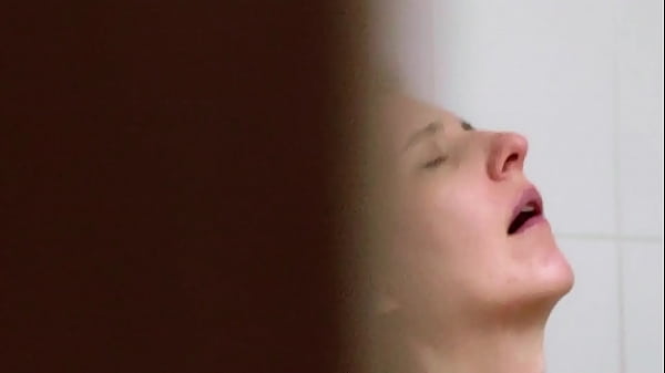 Voyeuring - girl in the bath 