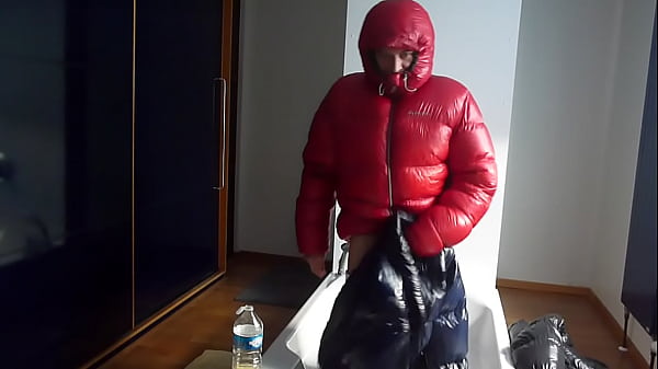 plan pisse en cam avec des doudounes shiny et puantes