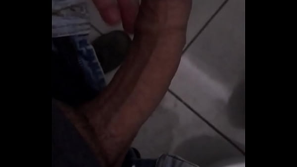 Homem safado se masturbando no trabalho  